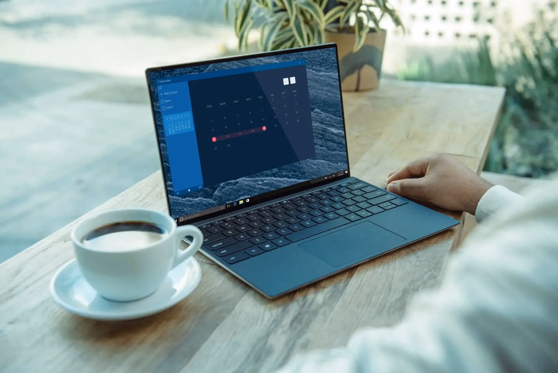 Personne travaillant sur un ordinateur portable pour illustrer l'apprentissage en ligne